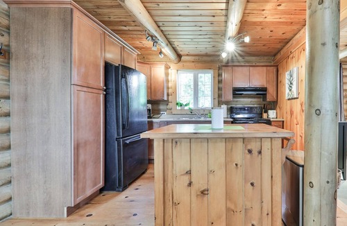 Pine Hill Ski Chalet | Beautiful log chalet w/a max capacity of 12 guests located 1hr from Mtl and Ott