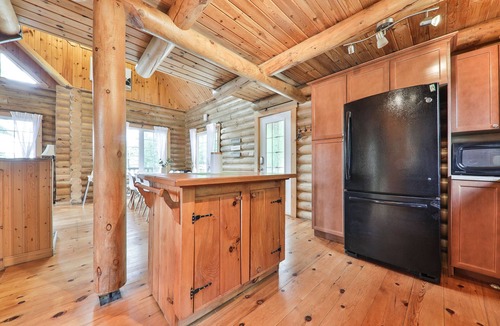 Pine Hill Ski Chalet | Beautiful log chalet w/a max capacity of 12 guests located 1hr from Mtl and Ott