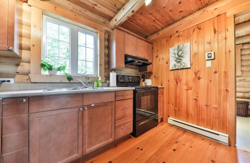 Pine Hill Ski Chalet | Beautiful log chalet w/a max capacity of 12 guests located 1hr from Mtl and Ott