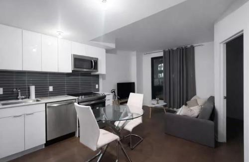 Shaughnessy Village Apartment | Beautiful 2br appartment in downtown Montreal with free underground parking