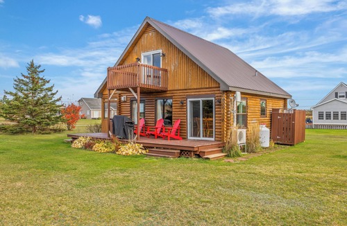 Morell Cottage | Beautiful 3 Br Log Cabin Close to White Sand Beach