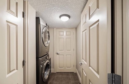Banff Trail House | Beautiful 3 level duplex near Uofc and c-train station
