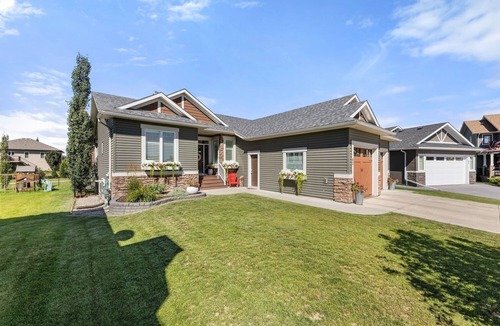 Olds House | Beautiful 5 bedroom home in Central Albertan45 minutes from YYC