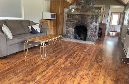 Markerville Cabin | Beautiful Cabin Steps Away From The Beach