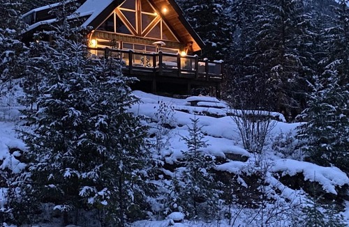 Silverton House | Beautiful Chalet overlooking Slocan Lake! September Special Discounts!