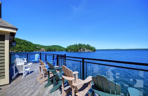 Utterson Cottage | Beautiful Custom Built Muskoka Boathouse!