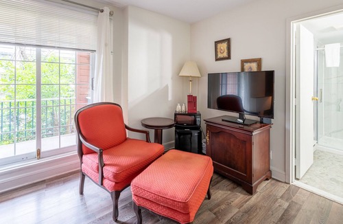 Saint-Sauveur House | Beautiful hotel room in Saint-sauveur