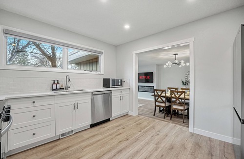 Southwest Calgary House | Beautiful House 3BDR>Chinook Mall 2 mins>Downtown 10 mins/Backyard>Firepit>PS5