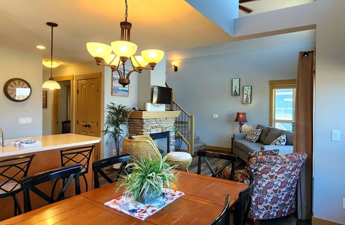 Central Okanagan House | Beautiful Lake View 3 Bed Cottage at La Casa