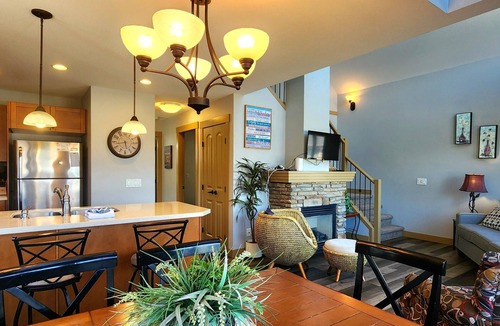Central Okanagan House | Beautiful Lake View 3 Bed Cottage at La Casa