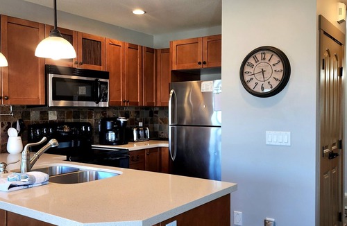 Central Okanagan House | Beautiful Lake View 3 Bed Cottage at La Casa