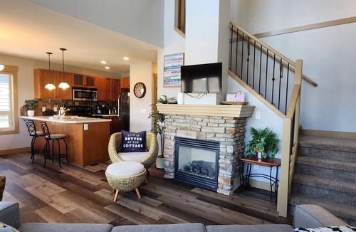 Central Okanagan House | Beautiful Lake View 3 Bed Cottage at La Casa