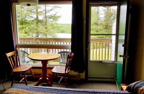 Seguin Cabin | Beautiful Lakefront Inn Suites