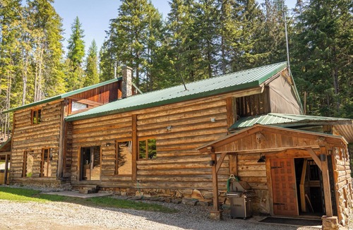 Meadow Creek Cabin | Beautiful log lodge just off the highway, perfect for big group getaways