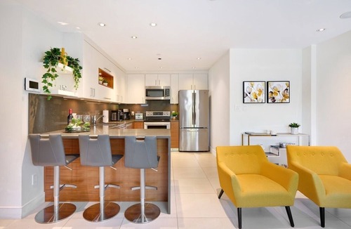 Ambleside House | Beautiful Modern Garden Suite Steps to Ambleside Beach