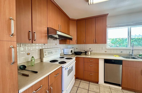 Richmond House | Beautiful Place 3 Bedrooms with Kitchen and Laundry Near Airport, Transit & Mall