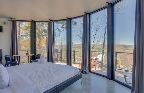 La Conception Cabin | Bel Air Tremblant ROUND LOFT : 1 LIT KING, JACUZZI ET SAUNA