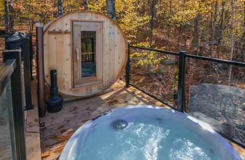 La Conception Cabin | Bel Air Tremblant ROUND LOFT : 1 LIT KING, JACUZZI ET SAUNA