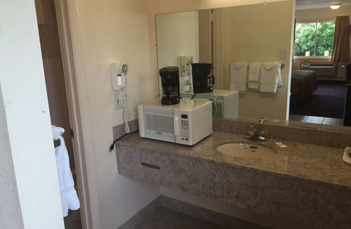 Hampton Hotel | Belmont Inn & Suites