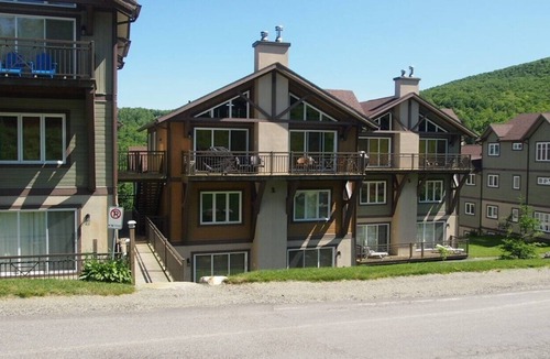 Sutton Condo | Big condo chalet style ski in ski out in Mont Sutton!