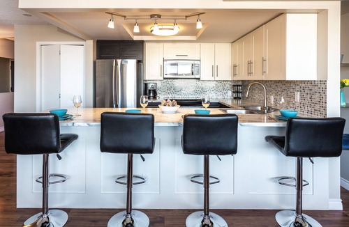 Connaught Condo | BIG KITCHEN, CHIC BREAKFAST BAR, NEAR DOWNTOWN SHOPS & C-TRAIN, WALK EVERYWHERE