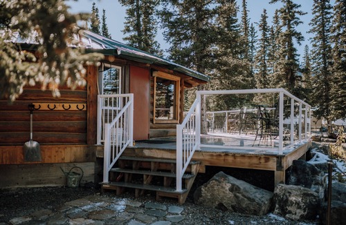 Red Deer River Crossing Cabin | Birch Cabin: Mountain Escape | Sleeps 4 | No Cleaning Fees | Private Bathroom
