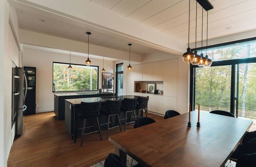 La Conception Cottage | Bläk Kabin | Ski Mont Tremblant, Sauna, Hot Tub & Yoga