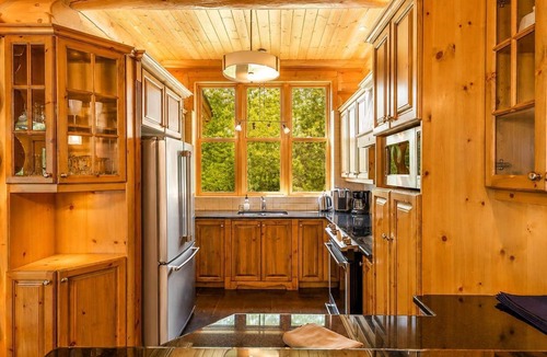 Fiddler Lake Resort Ski Chalet | Blue Bear Spa ,private pool & lake access