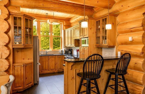 Fiddler Lake Resort Ski Chalet | Blue Bear Spa ,private pool & lake access