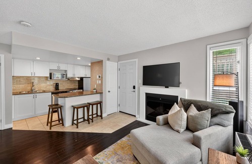 Craigleith Condo | Blue Escape | Modern Stay + Pool & Shuttle