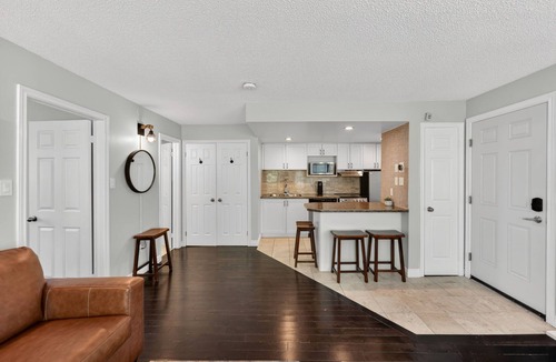 Craigleith Condo | Blue Escape | Modern Stay + Pool & Shuttle