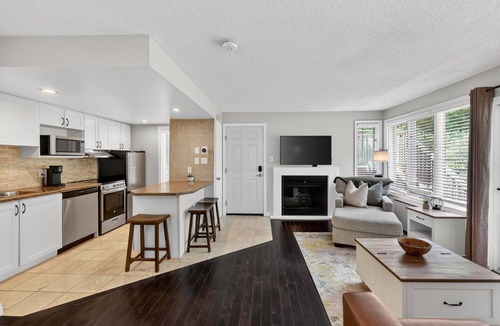 Craigleith Condo | Blue Escape | Modern Stay + Pool & Shuttle