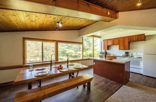The Blue Mountains Cottage | Blue Mountain Cottage, Private Beach Access, BBQ