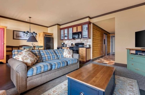 The Blue Mountains Hotel | Blue Mountain Village Modern Room – Fireplace, Balcony & Kitchen