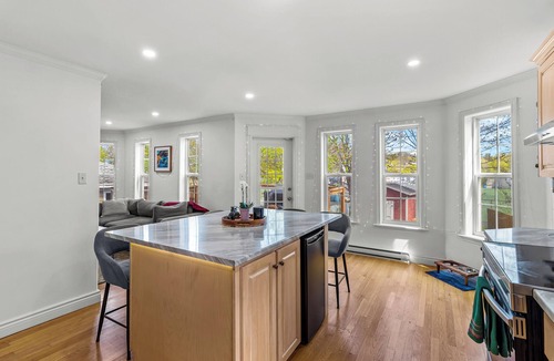 Quidi Vidi House | BLVD QV Lake House 4BR Backyard Pets Parking