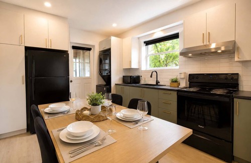 Maizerets Apartment | Boho Chic, 3 Bedrooms + Parking + AC | U8
