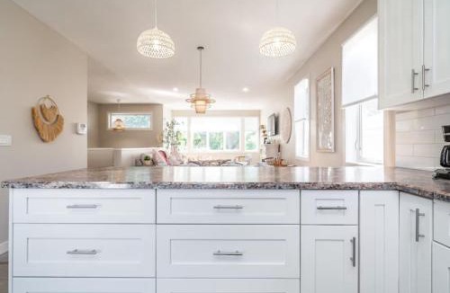 North Central Edmonton Apartment | BoHo House-Sleeps 17-Garage-3 Kitchens-Fireplace
