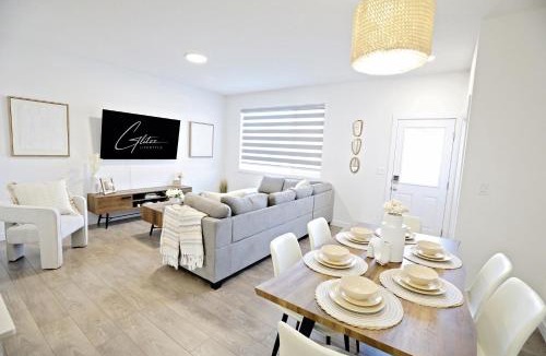Northwest Edmonton House | BoHo Retreat with King Beds|A/C|Disney+|Near WEM