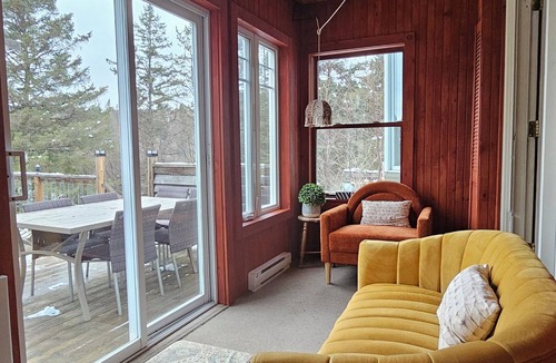 Rawdon Ski Chalet | 🌿 Boho-rustic retreat in nature with panoramic lakefront & mountain views