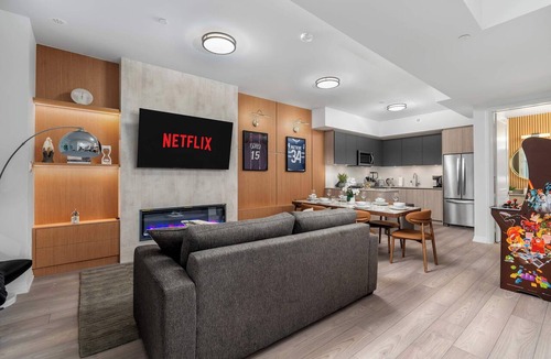 Toronto Entertainment District Apartment | Boutique 3BR Townhouse Free Parking Sleeps 7