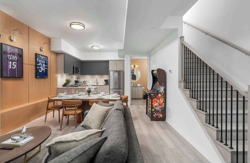 Toronto Entertainment District Apartment | Boutique 3BR Townhouse Free Parking Sleeps 7