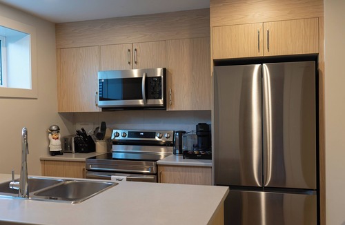 Victoria House | Boutique Hotel-Style Suite | 15 Min Walk to the Ocean | Parking & Kitchen
