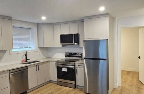 Upper Lonsdale House | Brand New: 2 Bedrooms+Den, 5 people, Laundry, 75" TV! 4min walk to Bus/Grocery