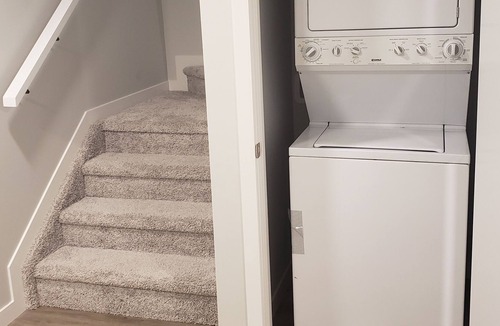 Leduc House | Brand New Modern Private Suite. Full Kitchen | Private Laundry | Netflix