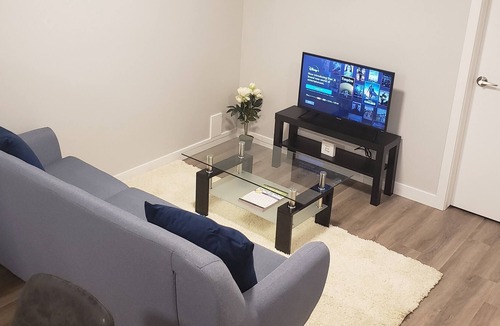 Leduc House | Brand New Modern Private Suite. Full Kitchen | Private Laundry | Netflix