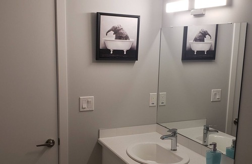 Leduc House | Brand New Modern Private Suite. Full Kitchen | Private Laundry | Netflix