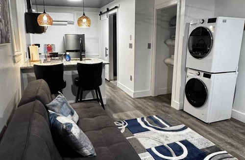 Chapel Hill Apartment | Bravo studio sanctuary; 8-mins to UNC; backyard