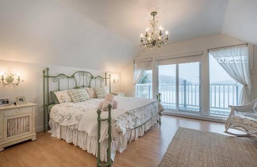Chertsey Ski Chalet | Breathtaking Lake View With Spa Chalet 360