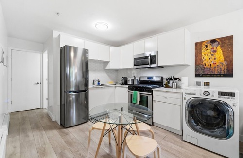 Riley Park House | Bright 2-Bed Garden Suite, Walk to Main Street