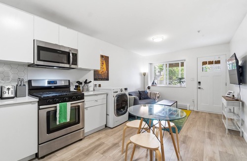 Riley Park House | Bright 2-Bed Garden Suite, Walk to Main Street